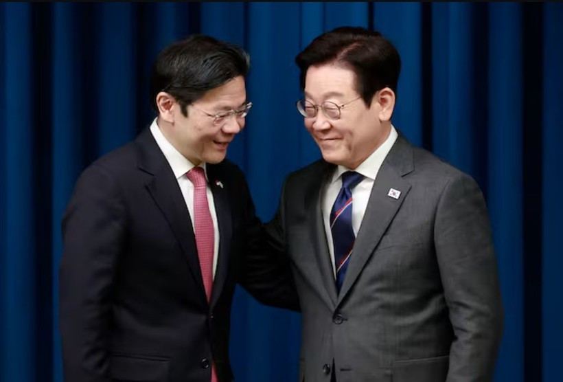 Le président sud-coréen Lee Jae-myung (droite) et le Premier ministre singapourien Lawrence Wong échangent des salutations à l'issue d'une conférence de presse conjointe au palais présidentiel de Yongsan. (Photo : Yonhap)