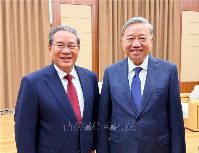 Le secrétaire général du Comité central du Parti communiste du Vietnam (PCV), To Lam, (gauche) et le Premier ministre chinois Li Qiang. Photo : VNA