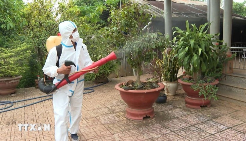 Un ouvrier fumige une zone résidentielle. (Photo : VNA)