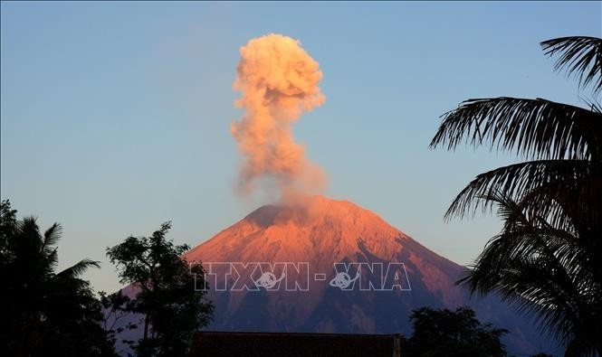 Des cendres éclatent du mont Semeru, vues de Lumajang, Java oriental, Indonésie. (Photo d'archives : Xinhua/VNA)