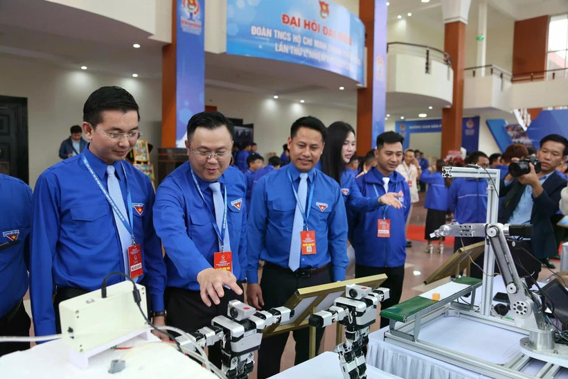 Les délégués ont visité l'exposition présentant l'innovation, la créativité et les produits OCOP des jeunes de la ville de Da Nang. Photo : VNA