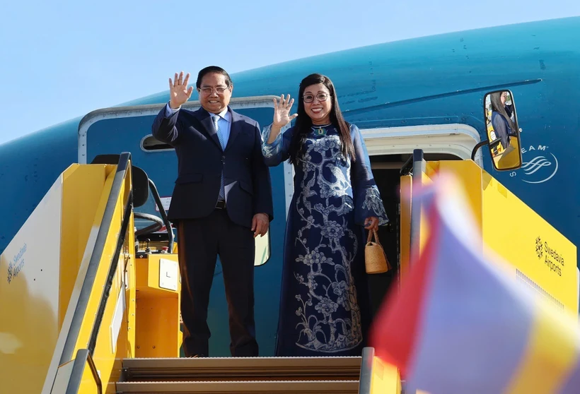 Le Premier ministre Pham Minh Chinh, son épouse et la délégation vietnamienne de haut rang sont rentrés à Hanoï le 14 juin au matin, concluant leur voyage de travail de dix jours en Europe. Photo : VNA