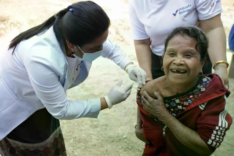 Une Lao se fait vacciner. Photo : UNICEF Laos