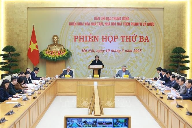 Le Premier ministre Pham Minh Chinh préside la 3e réunion sur l’élimination des logements précaires et insalubres. Photo : VNA