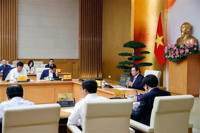 Le Premier ministre Pham Minh Chinh préside une réunion avec les ministères et les secteurs le 7 avril au soir pour examiner les échanges commerciaux avec les États-Unis. Photo : VNA