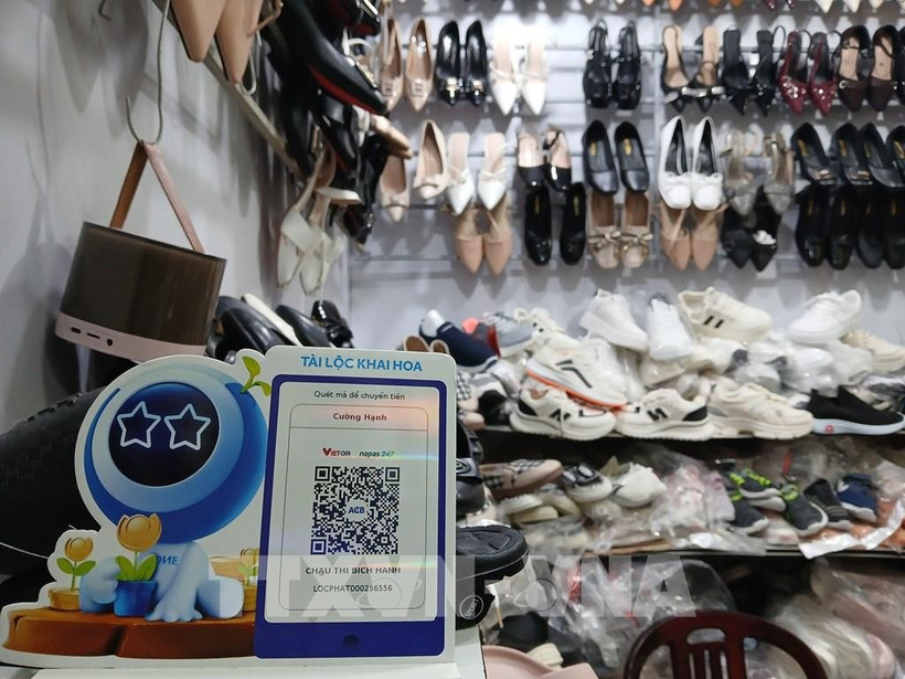 Plus de 15 000 commerçants des marchés traditionnels de la ville de Da Nang sont équipés de codes QR pour les transactions et les paiements en ligne. Photo ' VNA