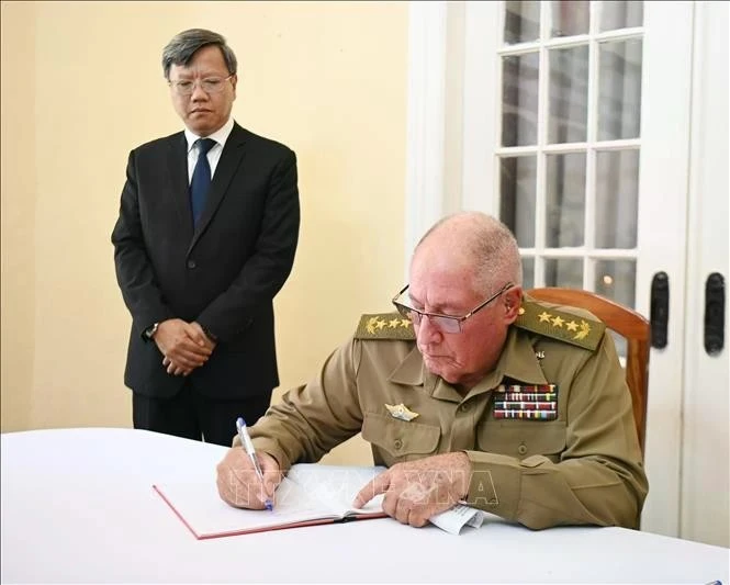 Le lieutenant-général Alvaro Lopez Miera, ministre des Forces armées révolutionnaires de Cuba, écrit dans le registre de condoléances de l'ambassade du Vietnam à Cuba. (Photo : VNA)