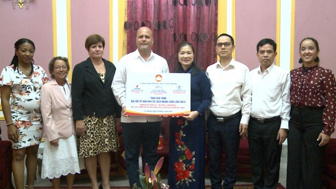 Truong Thi Ngoc Anh, vice-présidente du Comité central du Front de la Patrie du Vietnam, offre des cadeaux au Comité de défense de la révolution de Cuba en septembre 2023. Photo : VNA 