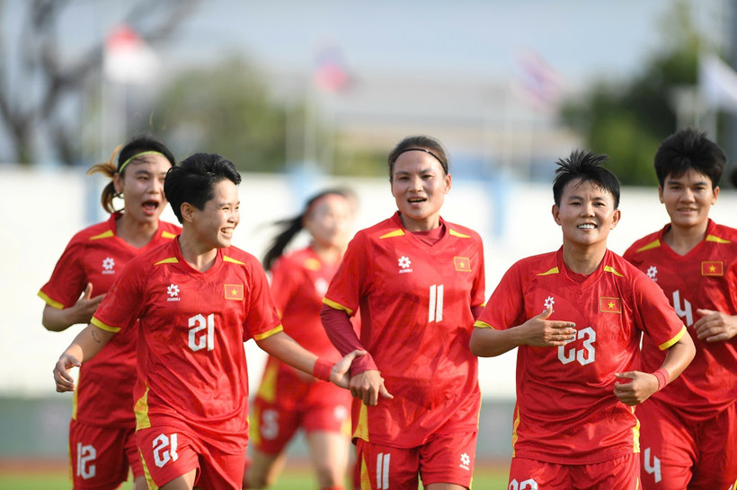 L’équipe féminine de football du Vietnam a battu l’Indonésie 5-0 en demi-finale des 33èmes Jeux d’Asie du Sud-Est. (Photo : VNA)