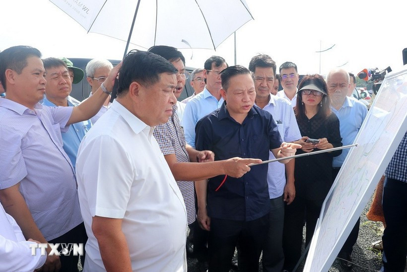 Le vice-Premier ministre Nguyen Chi Dung à la tête d’une mission de travail a inspecté l’avancement des projets d’infrastructures stratégiques destinés à accueillir la Conférence de l’APEC 2027 dans la province d’An Giang et la zone spéciale de Phu Quoc. Photo : VNA
