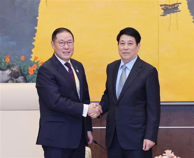Le président Luong Cuong (droite) et le président du Conseil consultatif des affaires de l’APEC 2025, Hyun Sang Cho. Photo : VNA