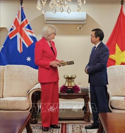 L'ambassadeur du Vietnam en Australie, Pham Hung Tam (droite) et la Gouverneure générale d’Australie, Sam Mostyn. Photo : VNA