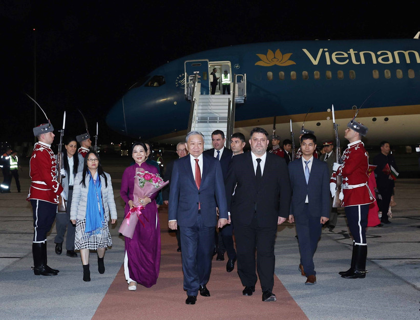 Le secrétaire général du Parti, To Lam, son épouse Ngo Phuong Ly, et une délégation vietnamienne de haut rang sont arrivés à Sofia le 22 octobre (heure locale), entamant une visite officielle de trois jours en Bulgarie. Photo : VNA