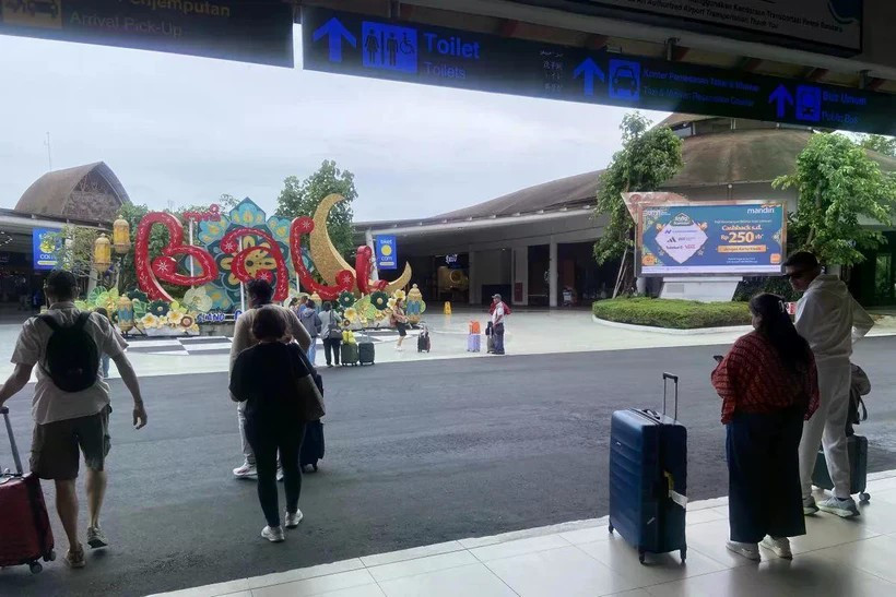 Au terminal d'arrivée de l'aéroport I Gusti Ngurah Rai de Bali lors de l'éruption du mont Lewotobi Laki-laki le 21 mars (Photo : antaranews.com)