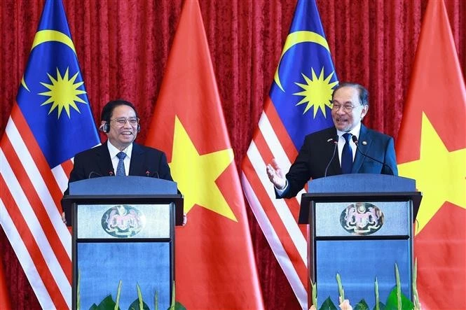 Le Premier ministre vietnamien Pham Minh Chinh (gauche) et son homologue malaisien Anwar Ibrahim. Photo : VNA