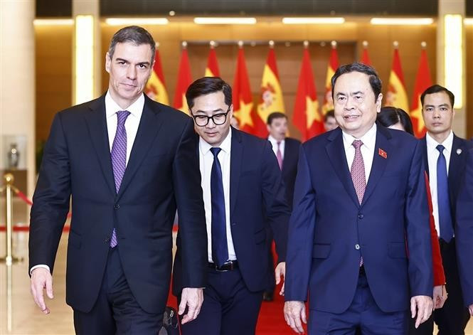 Le président de l’AN Tran Thanh Man (droite) et le Premier ministre espagnol Pedro Sánchez. Photo : VNA