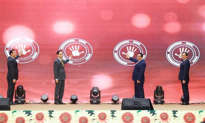 Le Premier ministre Pham Minh Chinh (deuxième à partir de la droite) et d'autres délégués lancent la nouvelle base de données du ministère des Affaires étrangères sur les traités internationaux. Photo : VNA