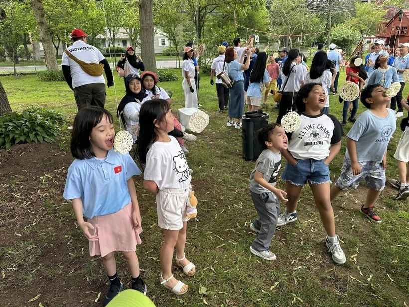 Des enfants participent à un jeu lors de la Journée de la famille de l'ASEAN 2025 (Photo : VNA)