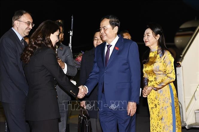 Le président de l’Assemblée nationale (AN) du Vietnam Trân Thanh Mân, son épouse Nguyên Thi Thanh Nga; sont arrivés à 21h mardi 1 avril (heure locale) à l’aéroport de Zvartnots à Yerevan, entamant une visite officielle en Arménie. Photo : VNA