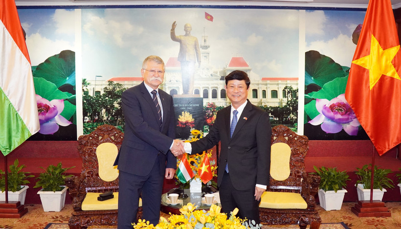 Le secrétaire adjoint du Comité municipal du Parti et président du Conseil populaire de Hô Chi Minh-Ville, Vo Van Minh (droite) et le président de l’Assemblée nationale de Hongrie, Kover Laszlo, en visite officielle au Vietnam. Photo : VNA