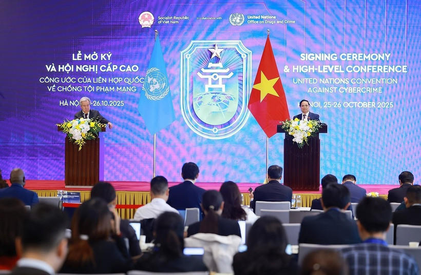 Le Premier ministre Pham Minh Chinh et le Secrétaire général des Nations Unies, António Guterres, ont rencontré le milieu de presse à Hanoï le 25 octobre, à l'issue de la cérémonie de signature de la Convention des Nations Unies contre la cybercriminalité. Photo : VNA