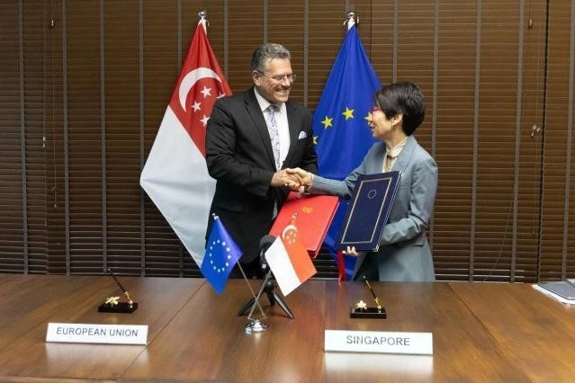 Signature de l'accord sur le commerce numérique par la ministre singapourienne des Relations commerciales, Grace Fu, et le commissaire européen au commerce et à la sécurité économique, Maroš Šefčovič. (Photo : ec.europa.eu)