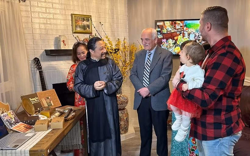 L'artisan Nguyen Ngoc Tuan a récemment lancé sa marque « Song Hi Tea » au Canada. Photo : VNA