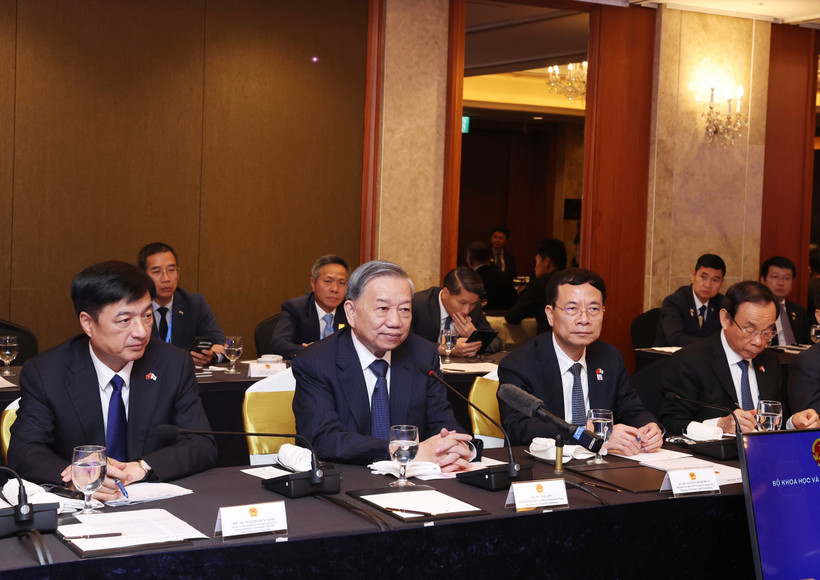 Le secrétaire général du Parti communiste du Vietnam, To Lam, (2e à gauche) a participé le 12 août au colloque scientifique et technologique Vietnam-République de Corée à Séoul. Photo : VNA