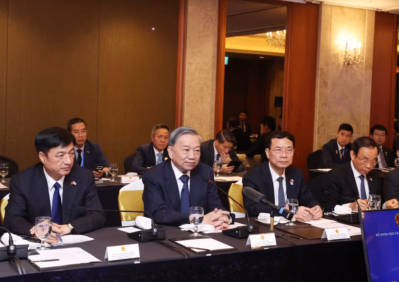 Le secrétaire général du Parti communiste du Vietnam, To Lam, (2e à gauche) a participé le 12 août au colloque scientifique et technologique Vietnam-République de Corée à Séoul. Photo : VNA