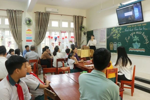 Des élèves discutent de la réutilisation et du recyclage du plastique lors de la réunion du club « J'aime l'environnement » à l'école primaire Thuận Thành de Huế, dans la province centrale de Thừa Thiên-Huế. Phôt : VNA/VNS