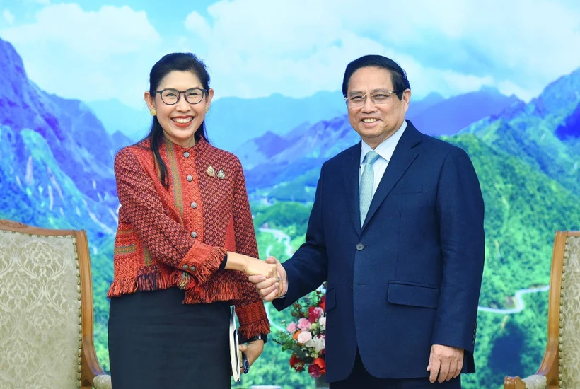 Le Premier ministre Pham Minh Chinh et l'ambassadrice de Thaïlande Urawadee Sriphiromya. Photo : VNA