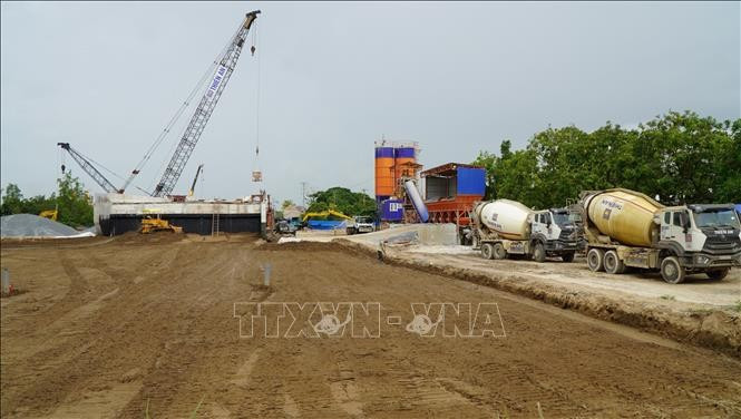 Le gouvernement accorde une priorité marquée au delta du Mékong en investissant dans des infrastructures de transport synchronisées et modernes. Photo :VNA
