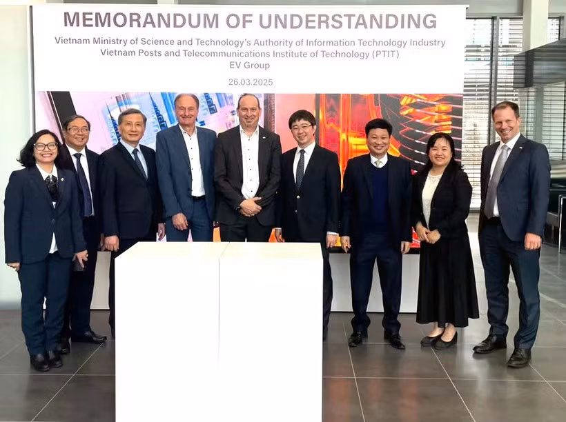 Le vice-ministre des Sciences et de la Technologie Bui Hoang Phuong et les délégués à la cérémonie de signature du protocole d'accord entre les unités. (Photo : Ministère des Sciences et des Technologies)