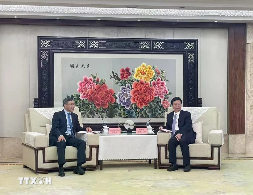 L’auditeur général du Bureau d'audit de l'État du Vietnam (SAV), Ngo Van Tuan et Hu Henghua, maire de Chongqing, dans le cadre de sa visite en Chine. Photo : VNA