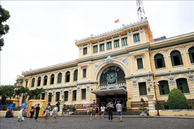 Les touristes visitent le centre-ville d'Ho Chi Minh-Ville. Photo : VNA