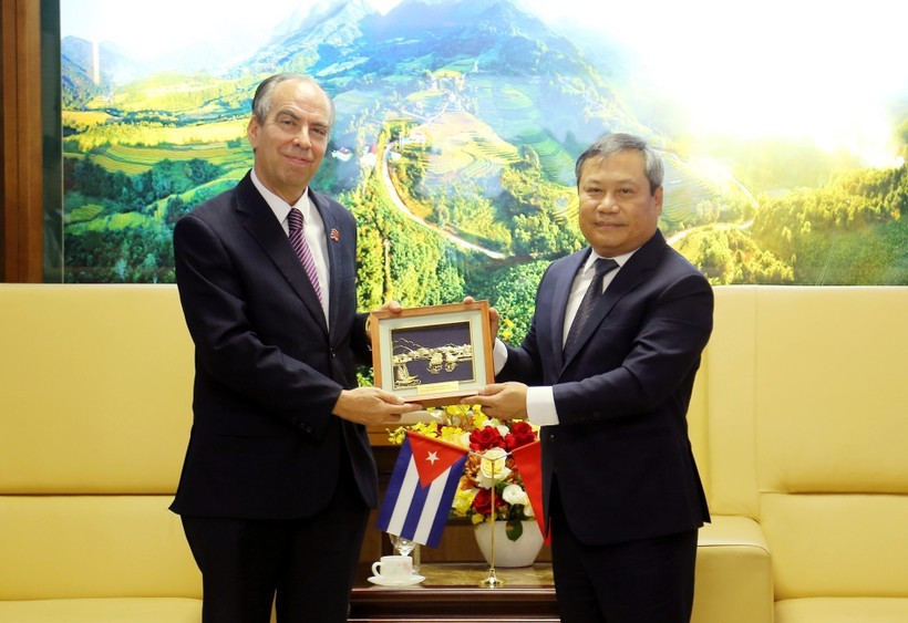Le secrétaire du Comité provincial du Parti, Vu Dai Thang (à droite), et l'ambassadeur de Cuba au Vietnam, Rogelio Polanco Fuentes, lors de leur rencontre le 13 octobre (Photo : VNA)
