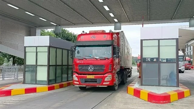 Conteneurs en cours de dédouanement au poste frontière II de la route internationale Kim Thành (poste frontière Kim Thanh) pendant les vacances du Nouvel An lunaire 2025. (Photo : baolaocai.vn)