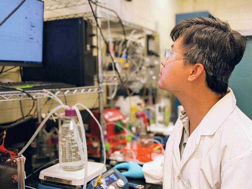 Face aux défis croissants du changement climatique, le développement de technologies efficaces et respectueuses de l’environnement pour le traitement des émissions de CO₂ est devenu une priorité mondiale. Photo : baodautu.vn