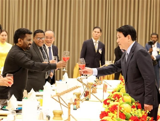 Le président Luong Cuong (droite) offre un banquet en l'honneur du président sri-lankais. Photo : VNA