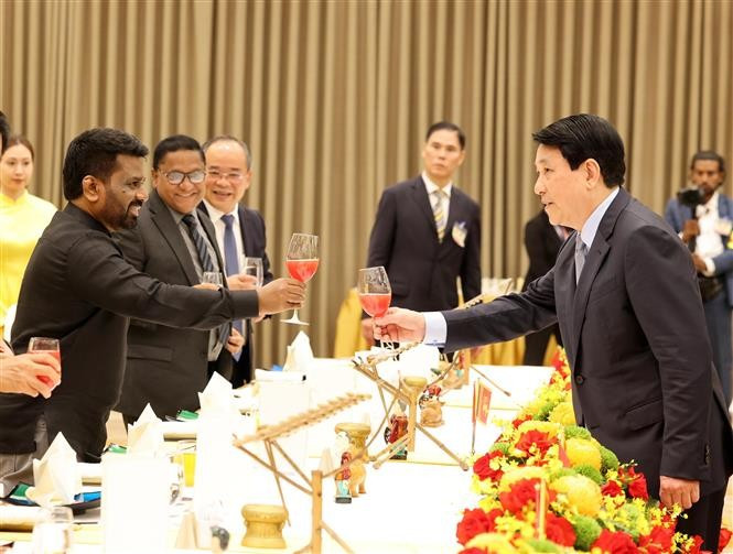 Le président Luong Cuong (droite) offre un banquet en l'honneur du président sri-lankais. Photo : VNA