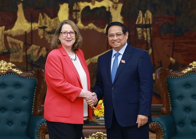 Le Premier ministre Pham Minh Chinh et la présidente de la Commission d'examen de la sécurité et de l'économie américano-chinoise (USCC) du Congrès américain Reva Price. Photo : VNA