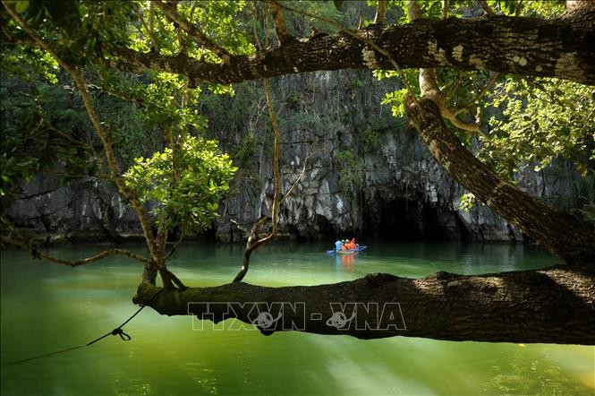 Des touristes visitent la rivière souterraine du parc national de la rivière souterraine de Puerto Princesa, sur l’île de Palawan (Philippines). Photo d’archives : AFP/VNA