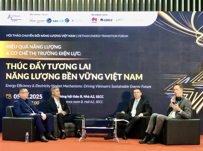 Des entreprises et des experts participent à la séance de discussion lors de l'atelier. Photo : VNA