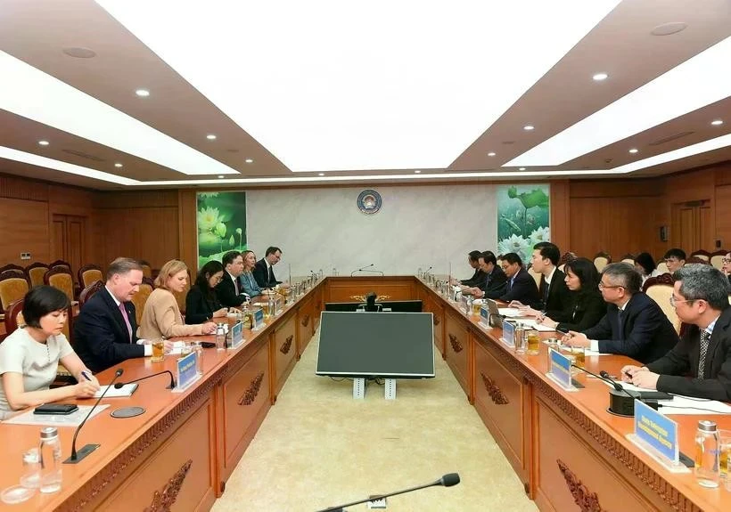 Rencontre entre le ministre des Finances Nguyen Van Thang et l'ambassadeur des États-Unis au Vietnam Marc E. Knapper à Hanoï le 8 mai. (Photo : VNA)
