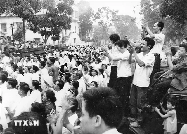 Des gens se rassemblent devant le siège de l'Agence vietnamienne d'Information, au 5 rue Ly Thuong Kiet à Hanoï, pour entendre les nouvelles de la victoire du 30 avril 1975. (Photo : VNA)