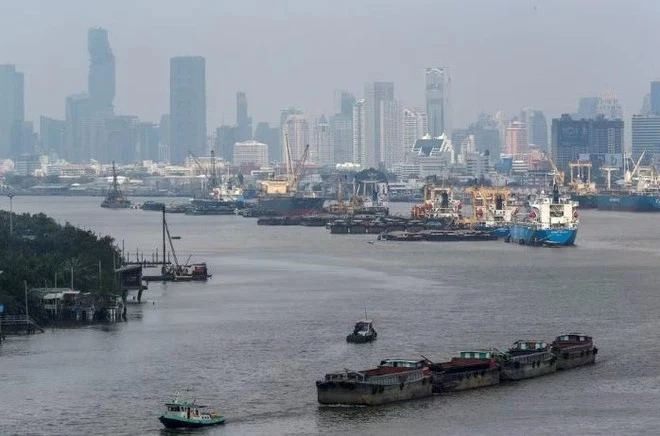 Des cargos naviguent près d'un port de Bangkok, en Thaïlande. (Photo : Reuters)