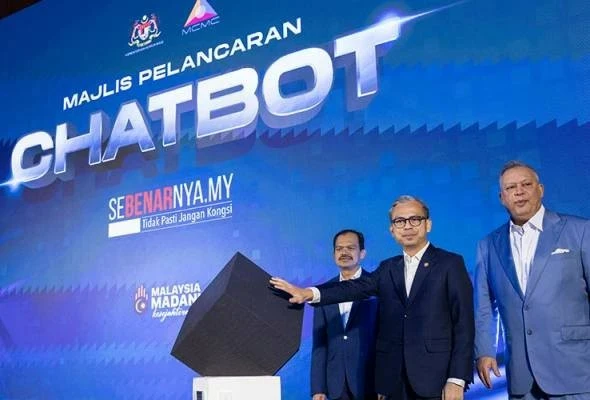 Le ministre des Communications Fahmi Fadzil lance le Chatbot Sebenarnya.my, connu sous le nom d'AIFA, destiné à lutter contre les fausses nouvelles et à permettre aux utilisateurs de vérifier l'authenticité des informations non vérifiées en ligne. (Photo : AWANI)