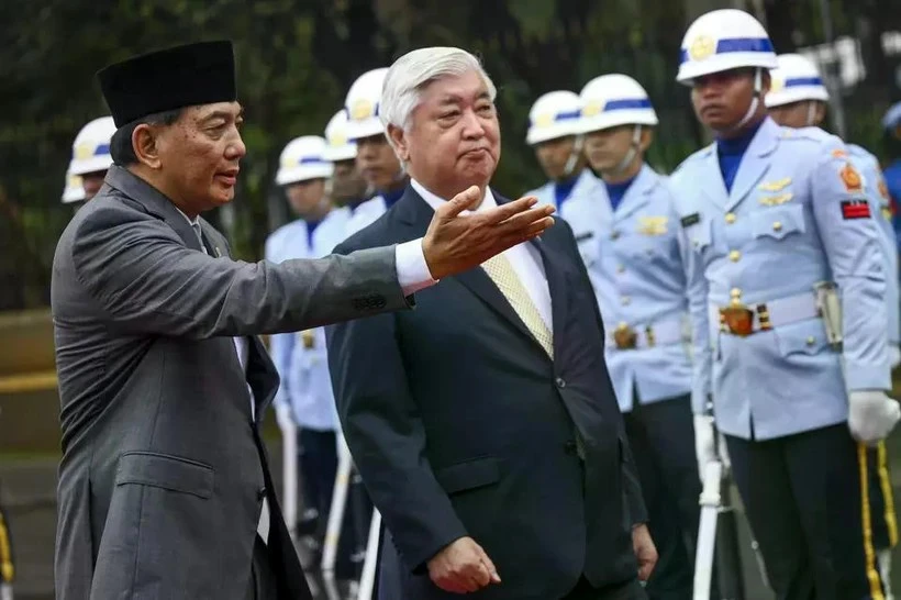 Le ministre de la Défense Sjafrie Sjamsoeddin (à gauche) et son homologue japonais le général Nakatani à Jakarta le 7 janvier 2025. (Photo : Antara/Muhammad Ramdan)