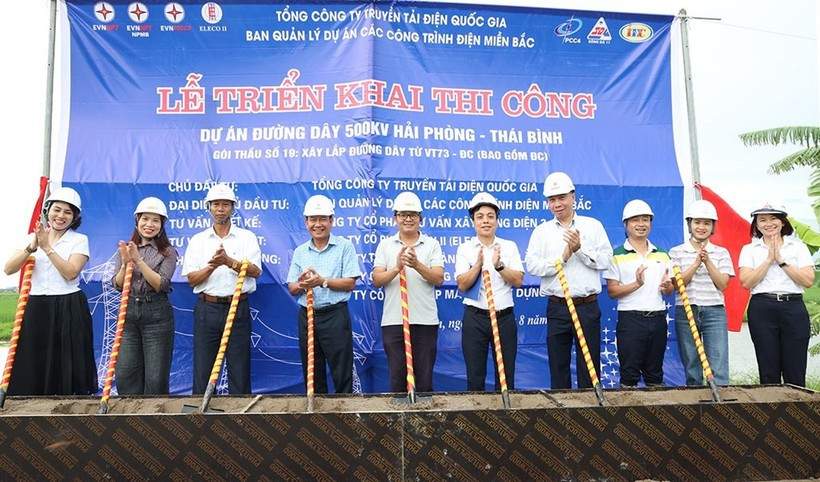 Les dirigeants de la National Power Transmission Corporation, les représentants de la commune de Nguyen Du et d'autres délégués lors de la cérémonie de mise en chantier du projet. (Photo : VNA)