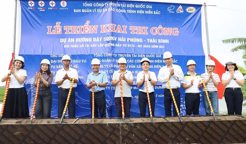Les dirigeants de la National Power Transmission Corporation, les représentants de la commune de Nguyen Du et d'autres délégués lors de la cérémonie de mise en chantier du projet. (Photo : VNA)